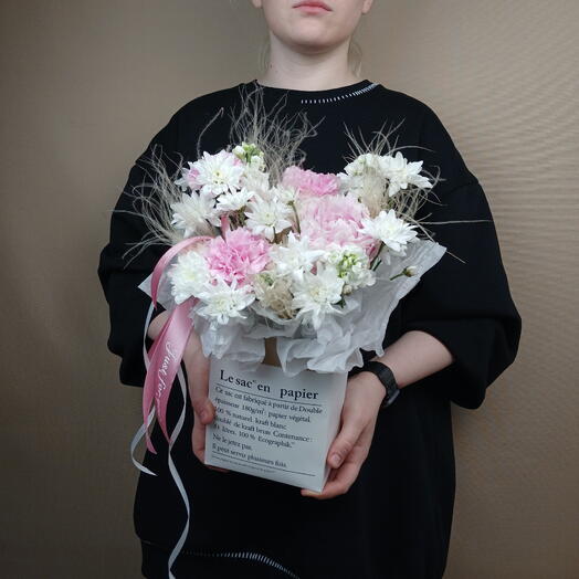 Композиция с пионом, маттиолой и диантусами