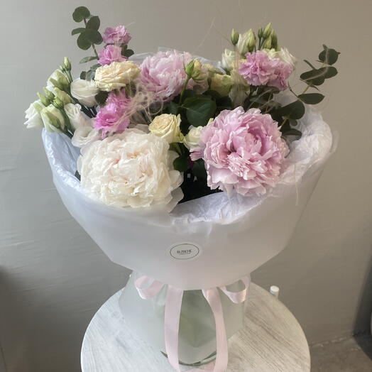 Букет «Нежный аромат» с ароматными пионами и эустомой 🌸