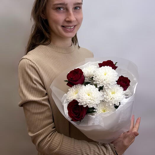 Букет из красных роз и хризантемы