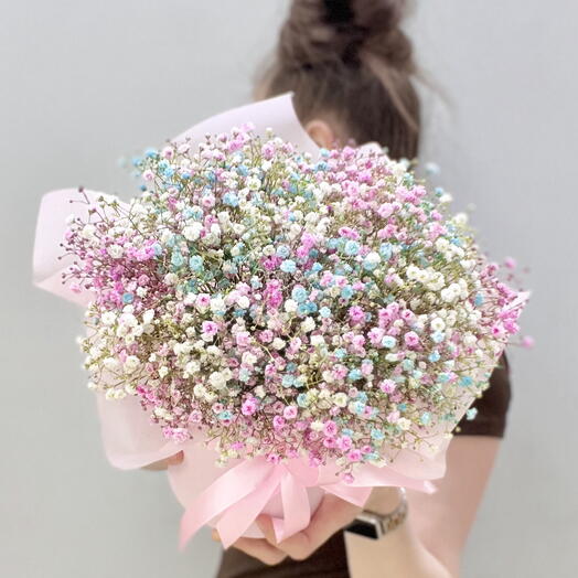 Композиция из радужной гипсофилы в шляпной коробке