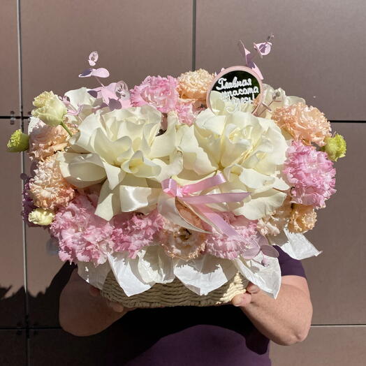 Нежная корзина с эустомой и французской мондиаль 🤍🎀