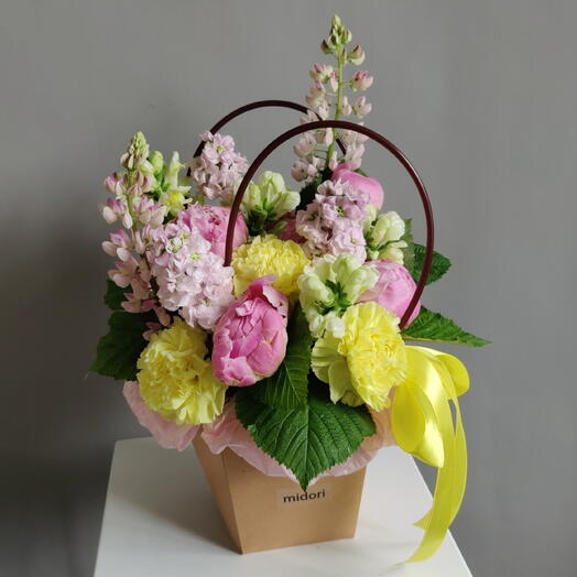 Авторская композиция с пионами и маттиолой 💕