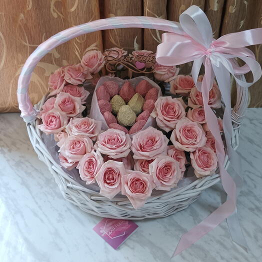 Клубника в шоколаде с цветами в корзине