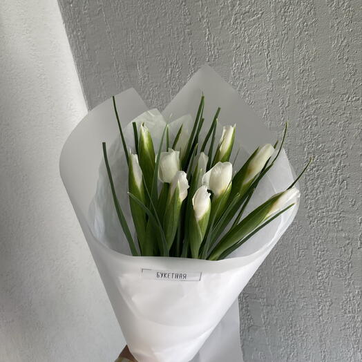 Моно букет белых ирисов