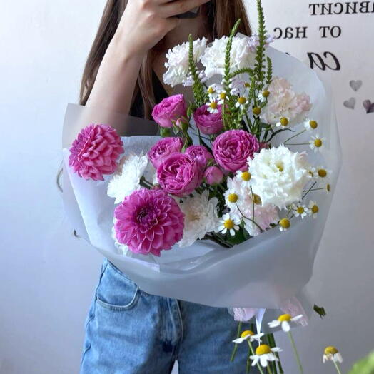 Букет из малиновых георгин, эустомы, диантусов, хризантемы Алтай, кустовой розы, матрикарии и физистегии «Сад Семирамиды»