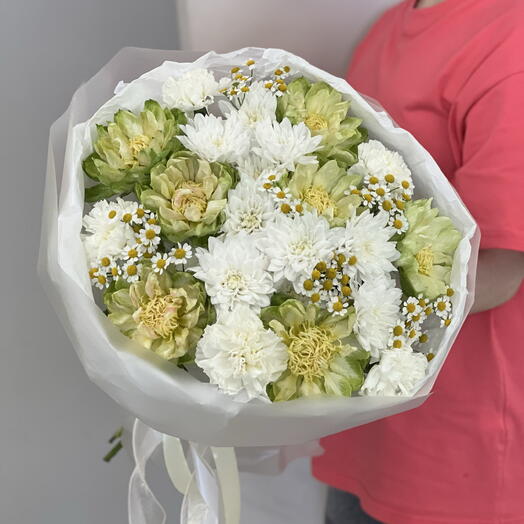 Букет из хризантем, роз Вегги и танацетума