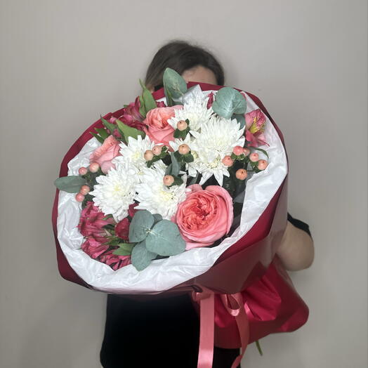 Букет с пионовидными розами и альстромерией