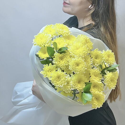 Нежный букет из желто-лимонных хризантем и веточек рускуса🤍
