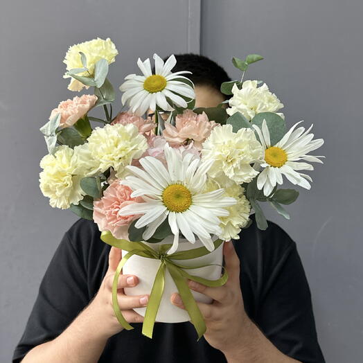 Композиция с крупными ромашками и диантусами 🤍💛💗