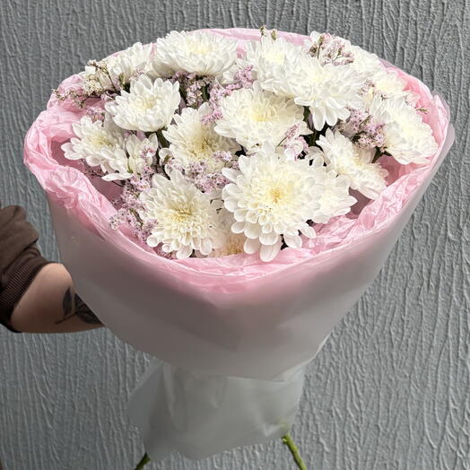 Нежный букет из хризантем и лимониума