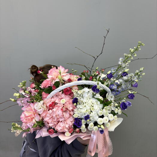 Яркая корзина с цветами 🌸