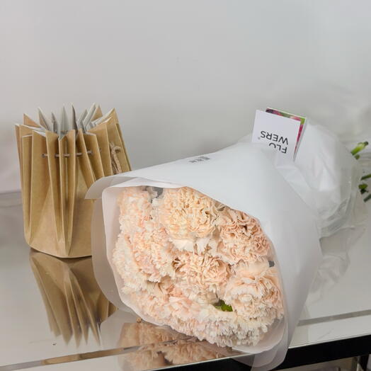 Монобукет из диантусов «Брют» для свидания или в день рождения от XOFLOWERS