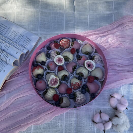 🍓 «Клубника в шоколаде — набор 20–25 сочных ягод в стильной коробке» подарок, который покоряет с первого взгляда! 😍🍫