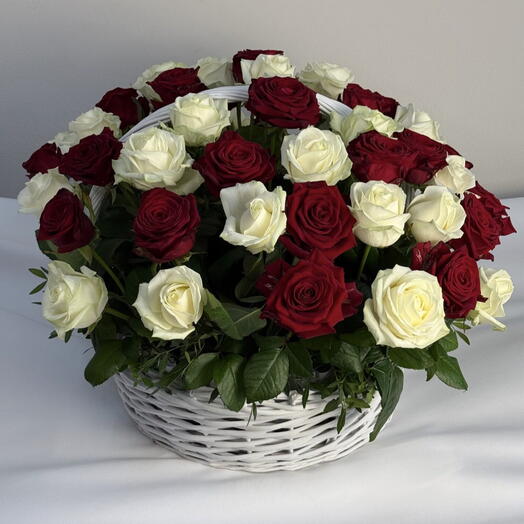 Корзина с розами 51шт