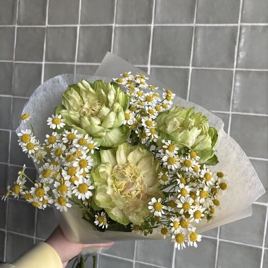 Сборный букет с ромашкой