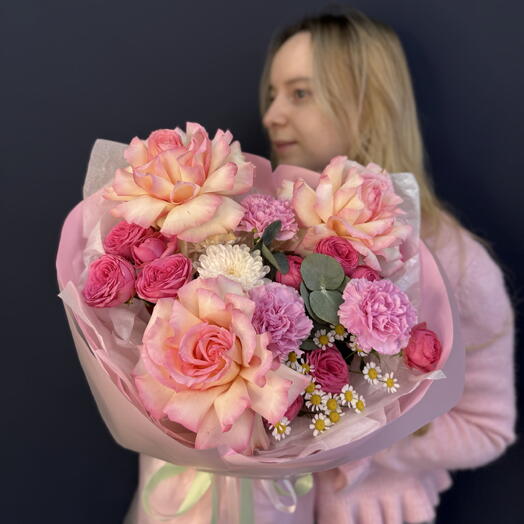 «В самое сердце💓 » Пышный авторский букет с французскими розами, кустовыми розами, полевой ромашкой,хризантемой и Диантусом
