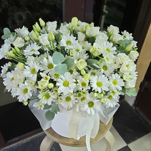 Коробка из хризантемы кустовой ромашки, эустомы, эвкалипта