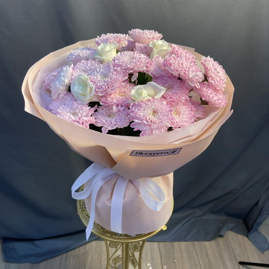 Хризантемы с белыми розами