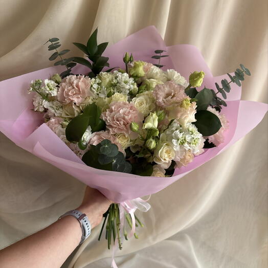 Нежный букет из белой кустовой розы, диантусов и эустомы