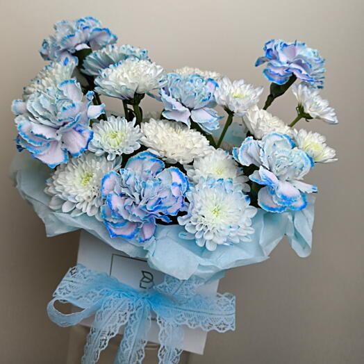 Композиция с необычными синими диантусами и хризантемой в коробочке 💙