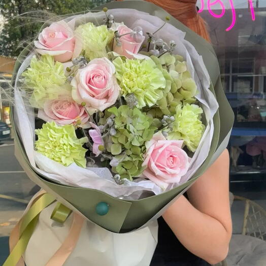 🌿 Нежная элегантность – букет с розами Пинк Свит, гортензией и гвоздиками