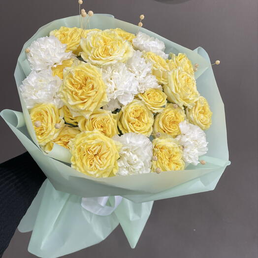 Желтые розы в мятном оформлении💛