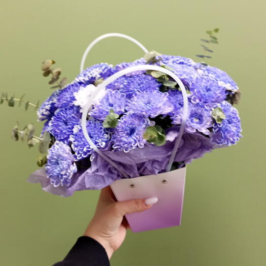 Сумочка цветочная с эвкалиптом и кустовыми хризантемами
