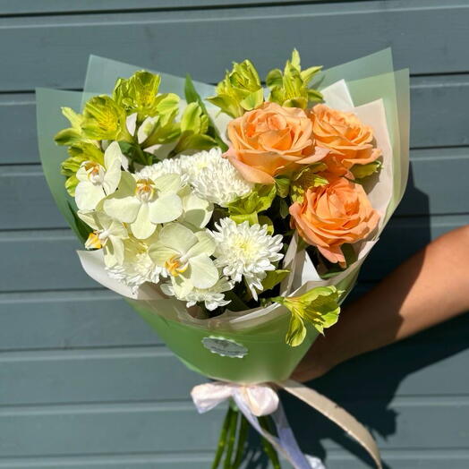 Нежный сборный букет с орхидеей, розами, альстромерией и хризантемой🧡💚
