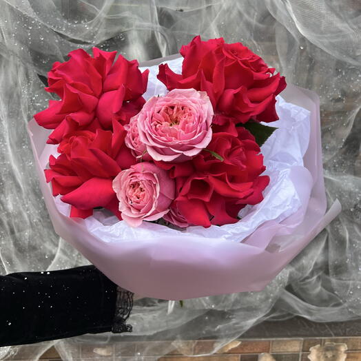 Малиновый букет из роз