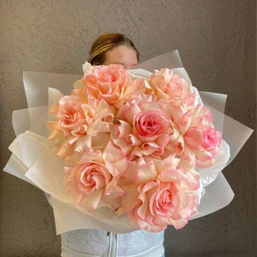 Mono bouquet of 7 delicate pink roses