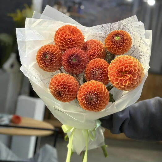 Букет из георгинов с паникумом