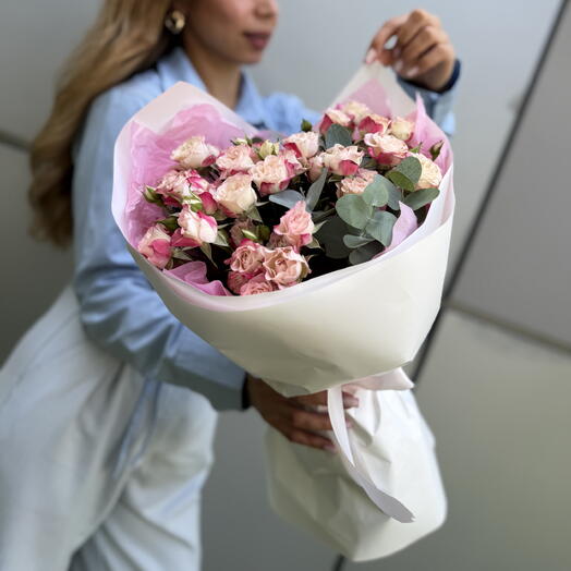 Монобукет из кустовых роз сорта Рефлекс с ароматным эвкалиптом 🌸💐