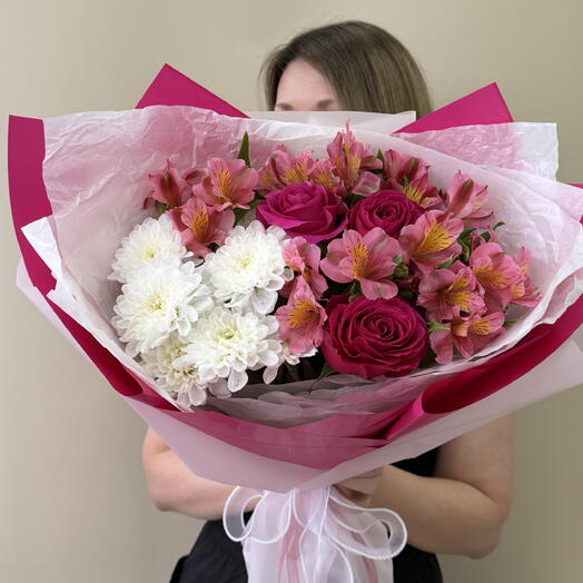 Букет из малиновых роз, альстромерии и кустовой хризантемы 💐