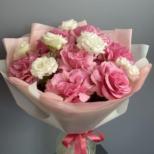 Букет из пышных французских розочек и ажурной эустомы 🤍💗