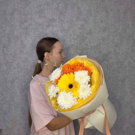 Букет из герберы, хризантемы и кустовой розы