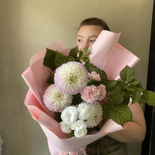 Нежный букет с георгинами