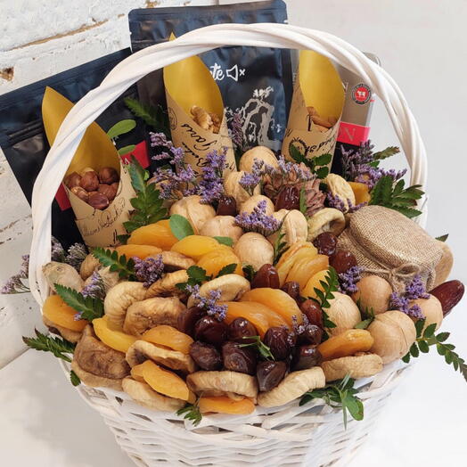 Корзина с чаем, шоколадом, медом, орехами и сухофруктами