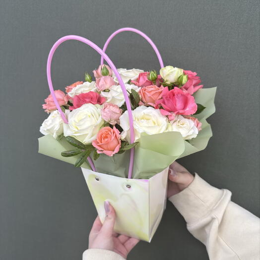 Композиция из роз в сумочке «Sweet Romance»