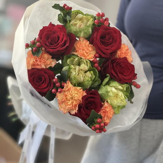 Букет с красной розой , диантусами и Вейги
