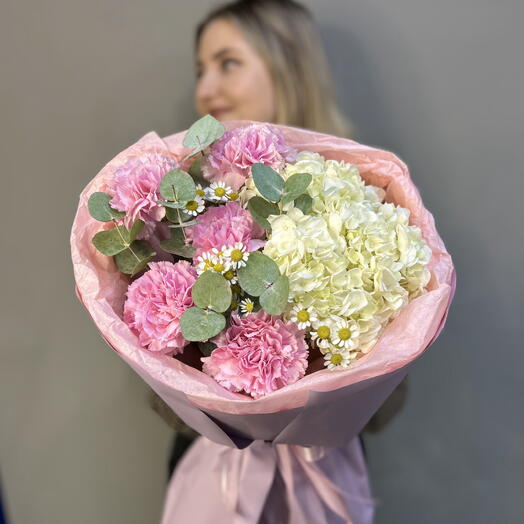 Букет «Такая родная» 💕🤍 с гортензией, ромашкой, диантусами и эвкалиптом