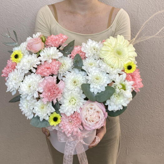 Лапочка 🌸 воздушная композиция в шляпной коробке из кустовых хризантем, кустовой розы, диантуса и герберы