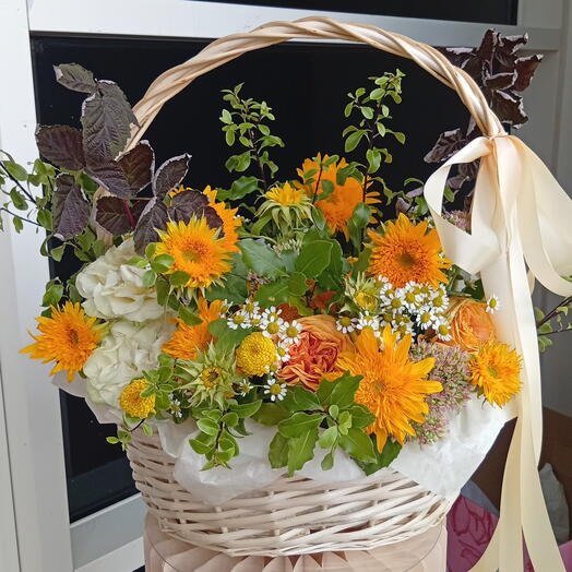 Корзина с подсолнухами