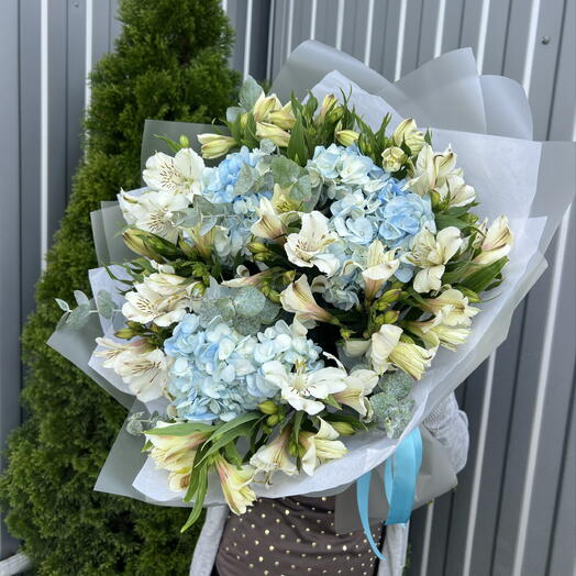Гортензия и альстромерия с эвкалиптом 💐