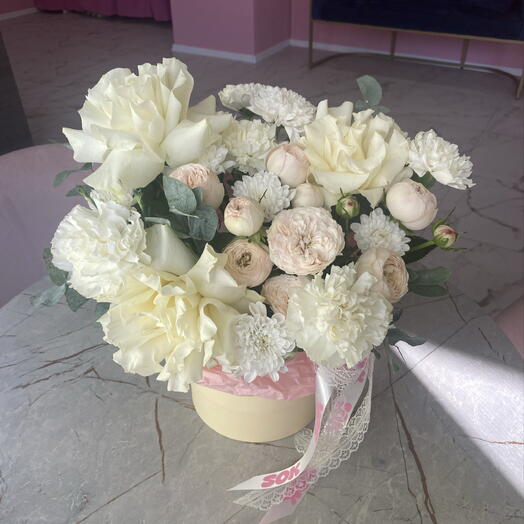 Композиция с белыми ажурными розами