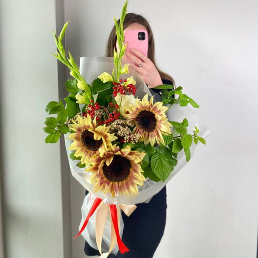 Сборный букет с необычными подсолнухами (Гладиолусы, подсолнухи, калина, малина, седум)