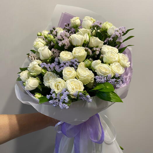 Lavender and white dream for her, букет из кустовых роз и лимониума