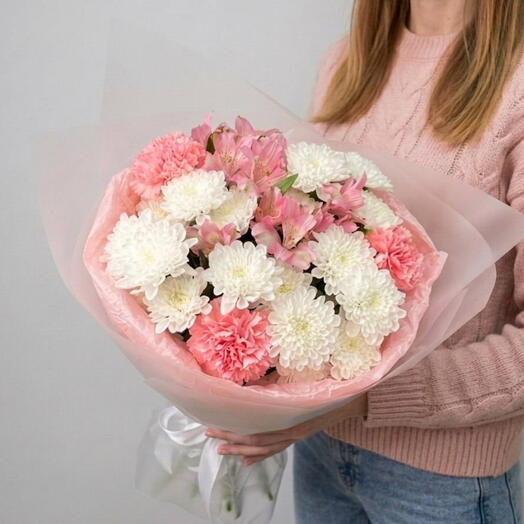 Нежный букет из хризантемы, альстромерии и диантусов🌸