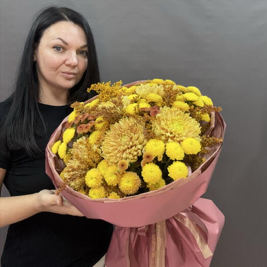 Яркий букет с одноголовыми христианами «осенние ароматы»