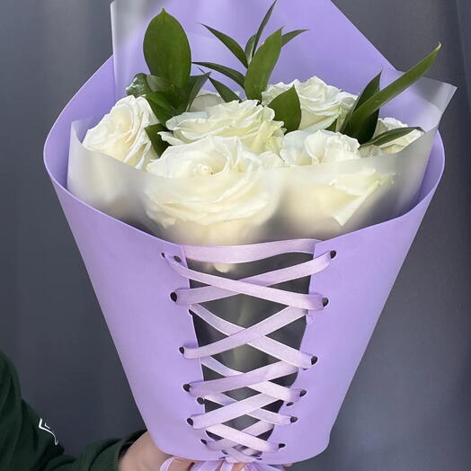 Букет из 7 роз Мондиаль и рускуса