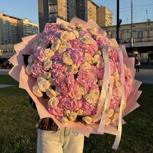 Сборный букет из гортензии и кустовых